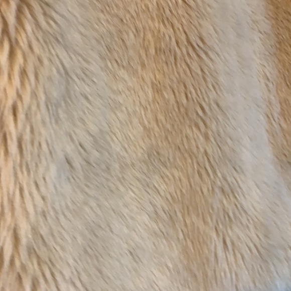 Beautiful SANDRO cream colored faux fur vest - Picture 7 of 16